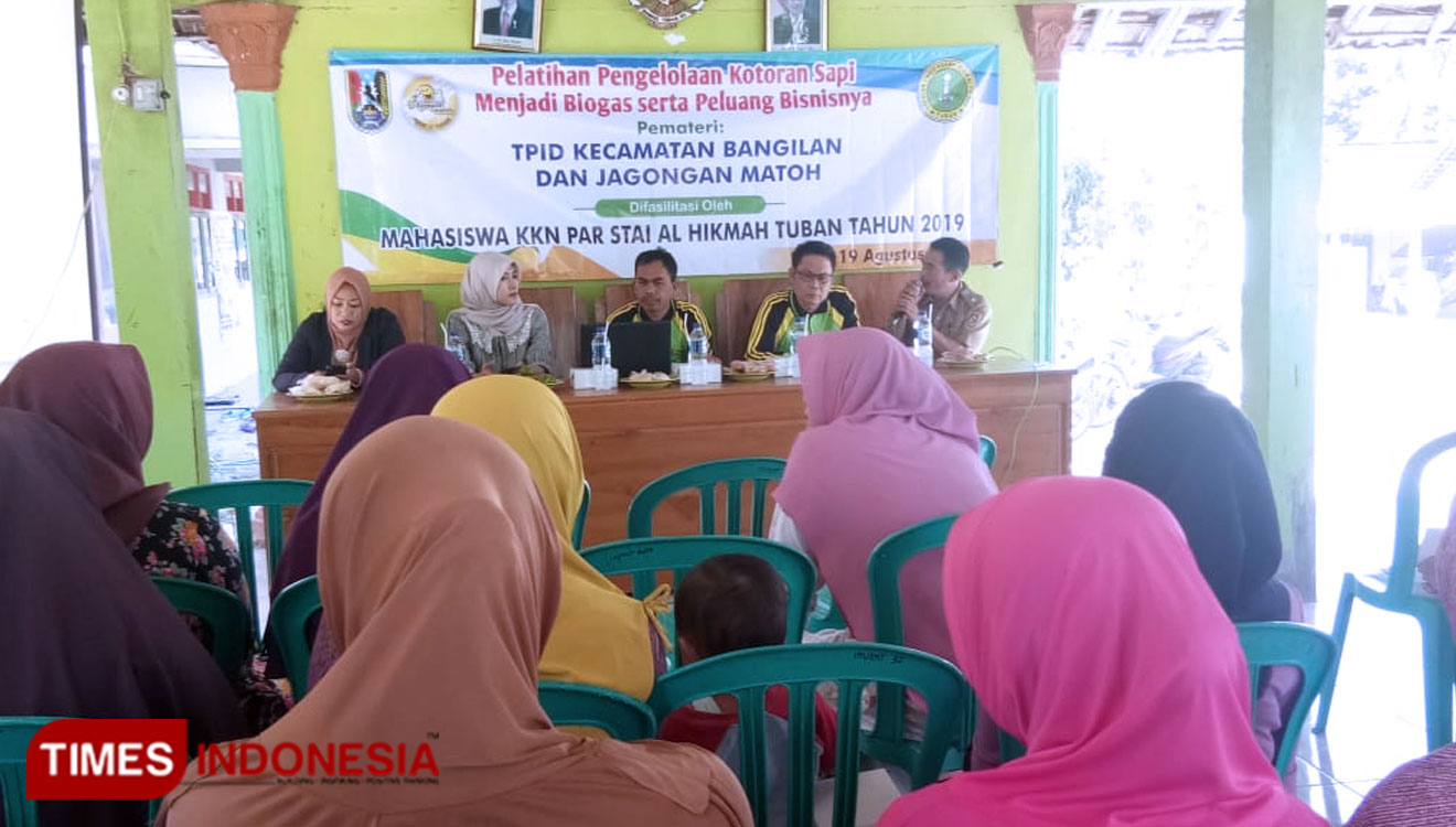 Sosialisasi Biogas dari kotoran sapi masyarakat Desa Bate, Kecamatan Bangilan, Kabupaten Tuban, Jawa Timur, Senin siang (19/8/2019). (Foto: Ahmad Istihar/TIMES Indonesia)