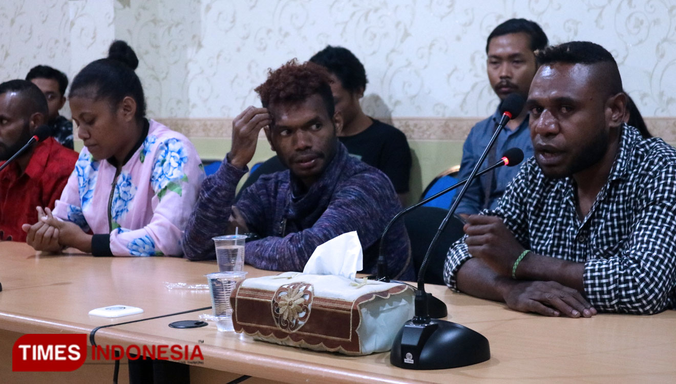 Paniz Wenda (paling kanan) salah satu perwakilan dalam pertemuan antara mahasiswa Papua dengan Unitomo di Ruang Proklamasi, Senin (19/8/2019). (Foto: Lely Yuana/TIMES Indonesia).