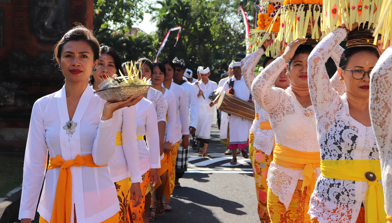 Parade Canang Cane dalam perayaan HUT ke-44 The Patra Bali Resort and Villas. (foto:The Patra Bali Resort and Villas)