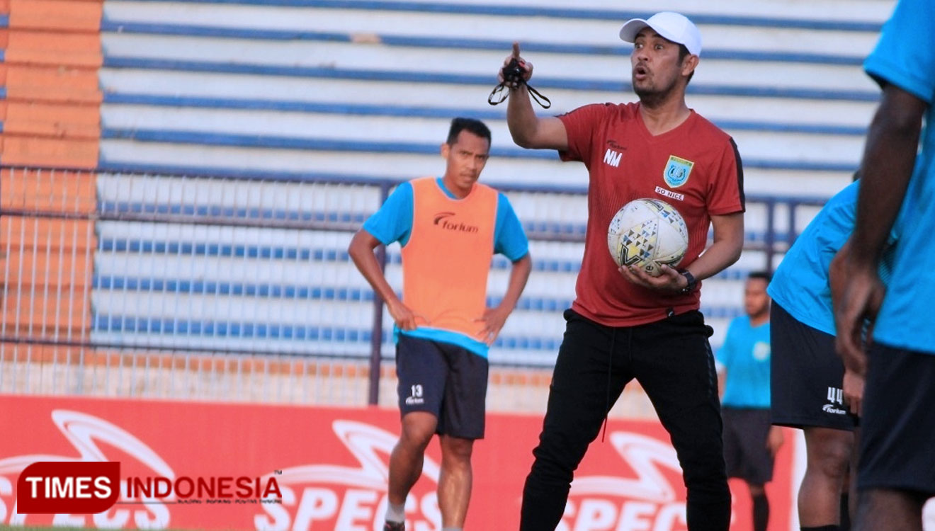 Pelatih Persela Lamongan, Nil Maizar memberikan arahan kepada pemain Persela, (FOTO: MFA Rohmatillah/TIMES Indonesia)