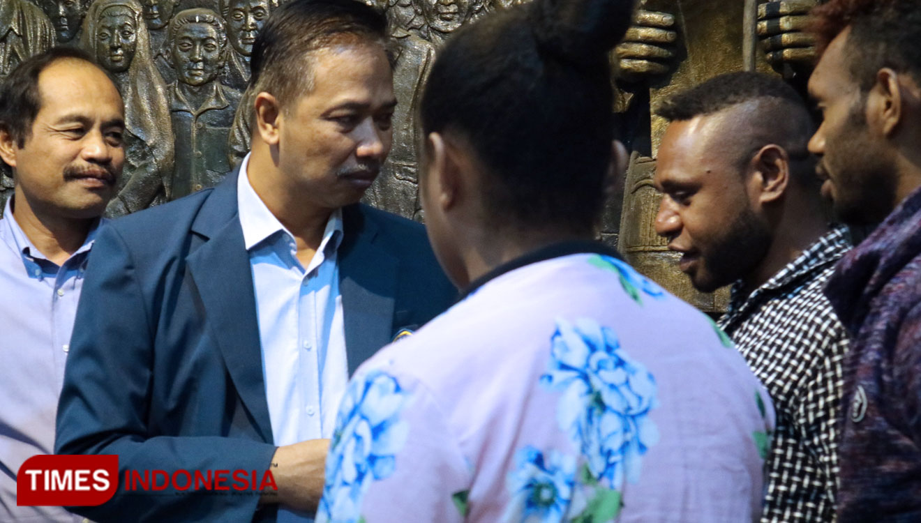 Rektor Unitomo, Dr Bachrul Amiq didampingi Wakil Rektor III menggelar pertemuan dengan mahasiswa asal Papua dan berjanji akan memberikan rasa aman di Unitomo, Senin (19/8/2019). (Foto: Lely Yuana/TIMES Indonesia)