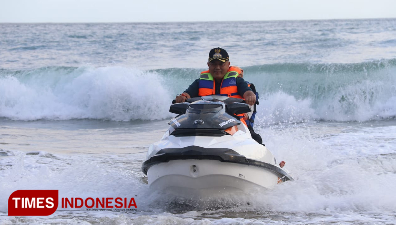 Plt Bupati Malang, Drs HM Sanusi MM saat bermain jet ski di Wedi Awu. (Foto Humas Pemkab Malang for TIMES Indonesia)