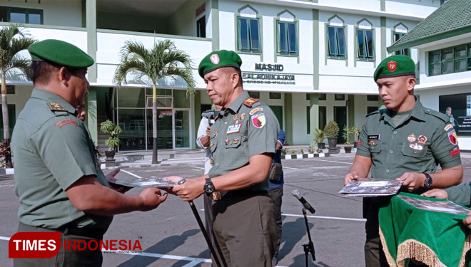 Danrem 083 Baladhika Jaya, Kolonel Inf Zainuddin saat memberikan penghargaan kepada tiga prajurit berprestasi. (FOTO: Naufal Ardiansyah/TIMES Indonesia)