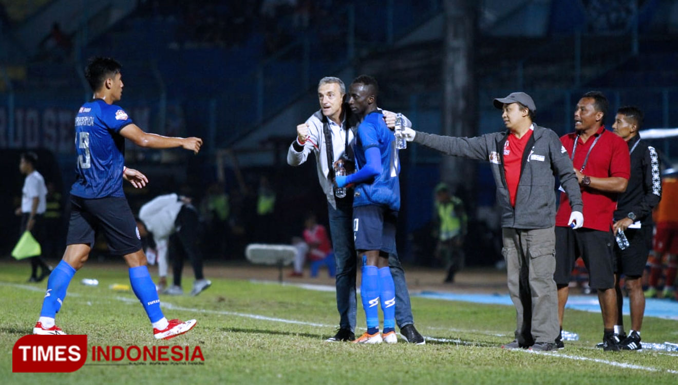 pelatih Arema FC, Milomir Seslija, Saat memberikan arahan kepada pemain arema malang. (foto: Tria Adha/TIMES Indonesia)