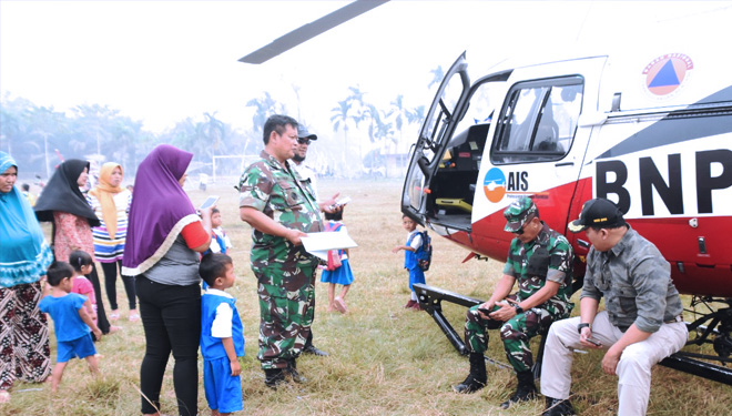 Pendaratan darurat Helikopter rombongan Bupati Muba, Danren, Danlanud saat akan meninjau Karhutla di Muara Medak (FOTO: Istimewa) 