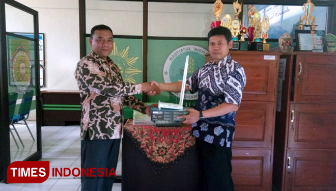 Dr. Diky Siswanto (kanan) menyerahkan simbolik perangkat wireless access point kepada Kepala SMP Muhammadiyah 4 Singosari, Thoyib, SPd. (FOTO: AJP TIMES Indonesia)