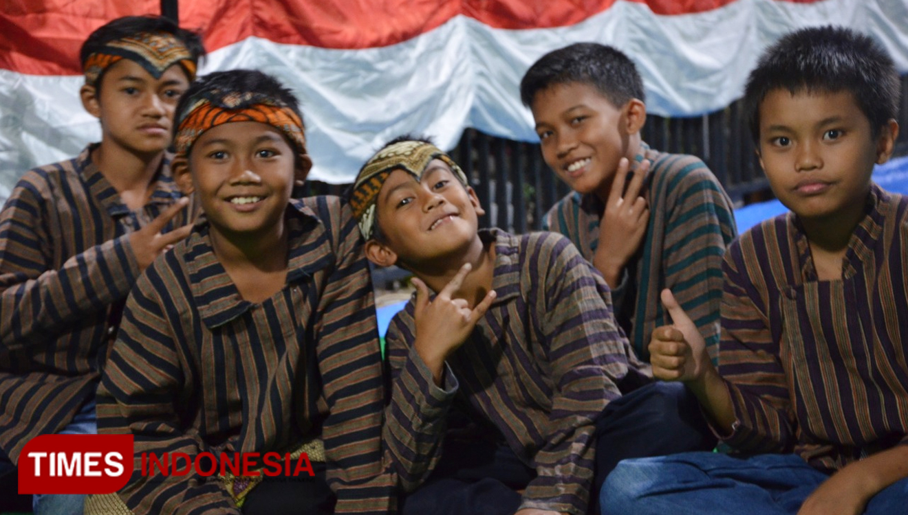 Anak - anak RT. 03 kelurahan Bunulrejo mengenakan baju Jawa. 