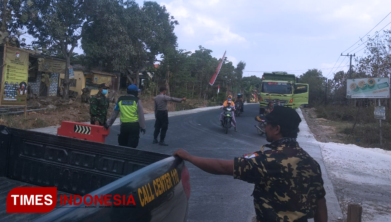 Petugas TNI/Polri mengatur arus lalulintas saat jalur Bojonegoro-Jatirogo Tuban, dialihan, Selasa (20/08/2019). (Foto: Ahmad Istihar TIMESIndonesia)