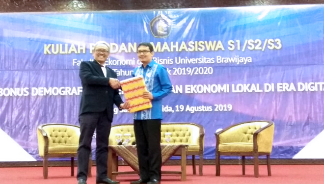 Prof. Ahmad Erani Yustika, Staff Khusus Presiden Bidang Ekonomi sebagai pemateri. (FOTO: Istimewa)