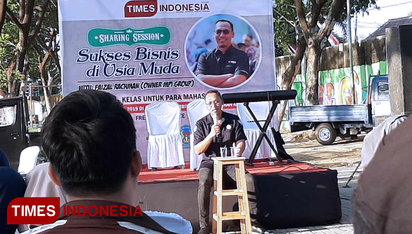 Faizal Rachman saat menjadi pembicara sharing session sukses bisnis di Taman Bantaran Kota Madiun. (Foto: Evita M/TIMES Indonesia)