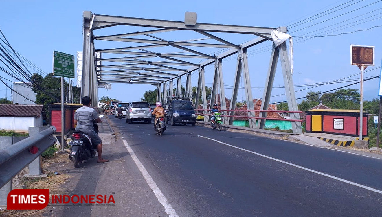 Jembatan di jalan raya Pajarakan, Kabupaten Probolinggo, Jawa Timur, yang akan dilakukan pembongkaran. (FOTO: Dicko W/TIMES Indonesia)