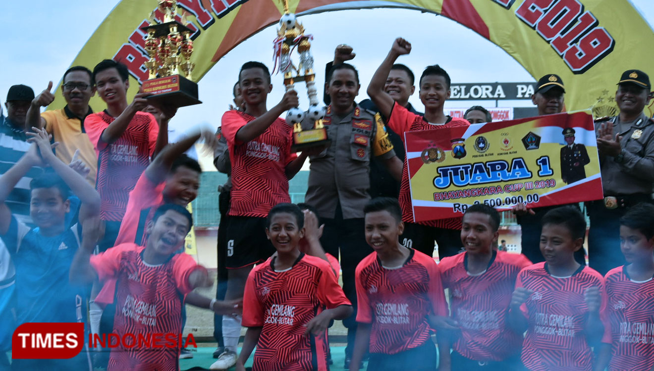 Kapolres Blitar menyerahkan Piala kepada Putra Gemilang Ponggok sebagai juara Kompetisi Sepakbola U 15 Bhayangkara Cup ke 3 tahun 2019, Selasa (20/8/2019). (Foto: Sholeh/ TIMES Indonesia)