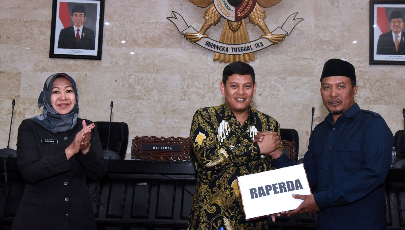 Wali kota Kediri dan ketua DPRD kota Kediri dalam persetujuan Raperda daerah. (FOTO: Istimewa)