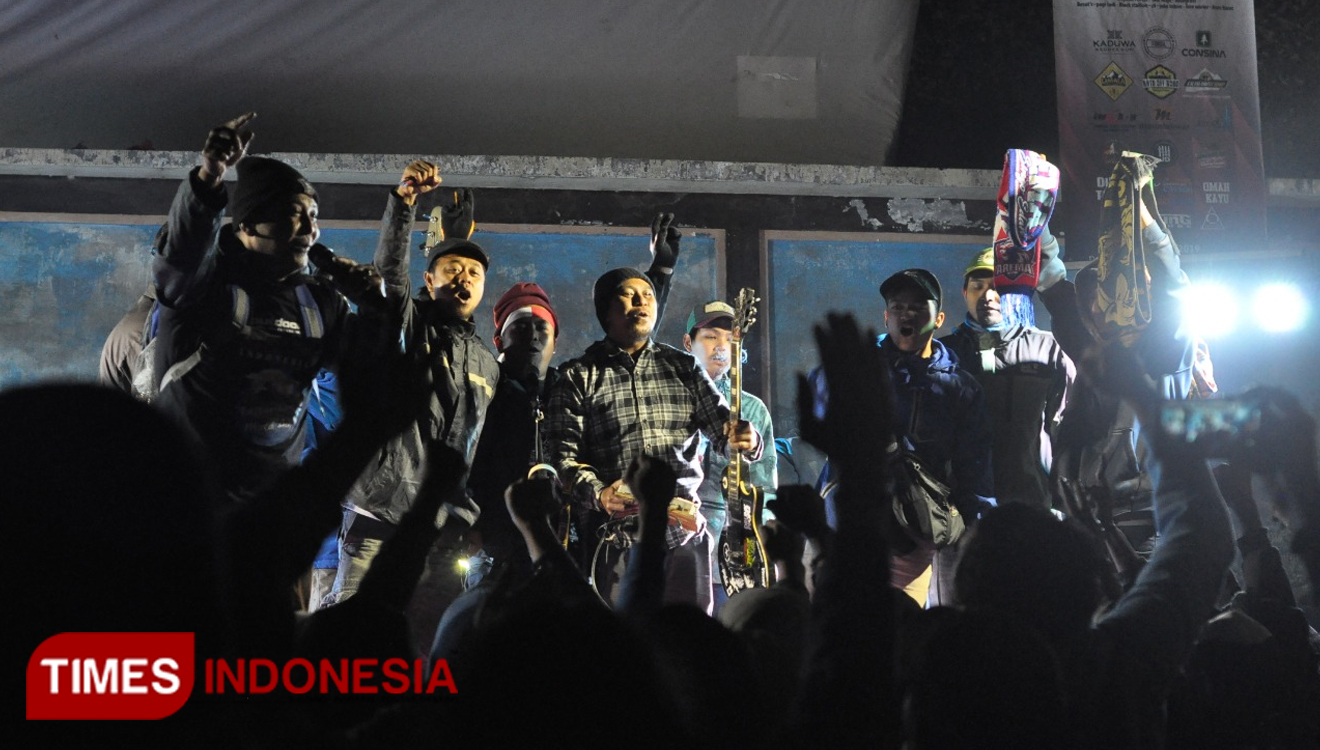 Penampilan Grup Musik Lion Warrior di Jambore Musik Kemerdekaan Ranu Pani pada Minggu (18/8/2019) (Foto : Ovan Setiawan/TIMES Indonesia) 