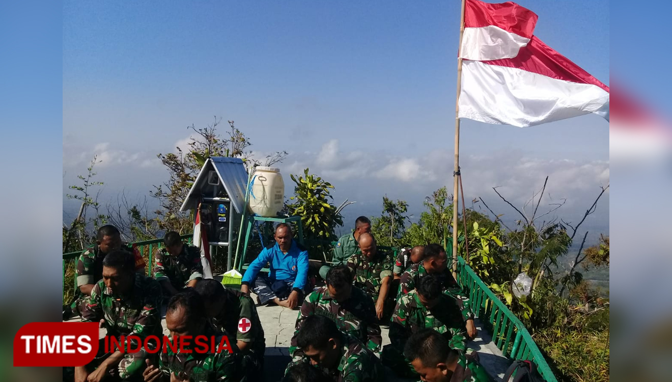 Anggota Kodim 0732 Sleman mengibarkan bendera merah putih dalam rangka memperingati HUT ke-74 RI di Puncak Bukit Turgo Kawasan Gunung Merapi. (FOTO: Dwijo Suyono/TIMES Indonesia)
