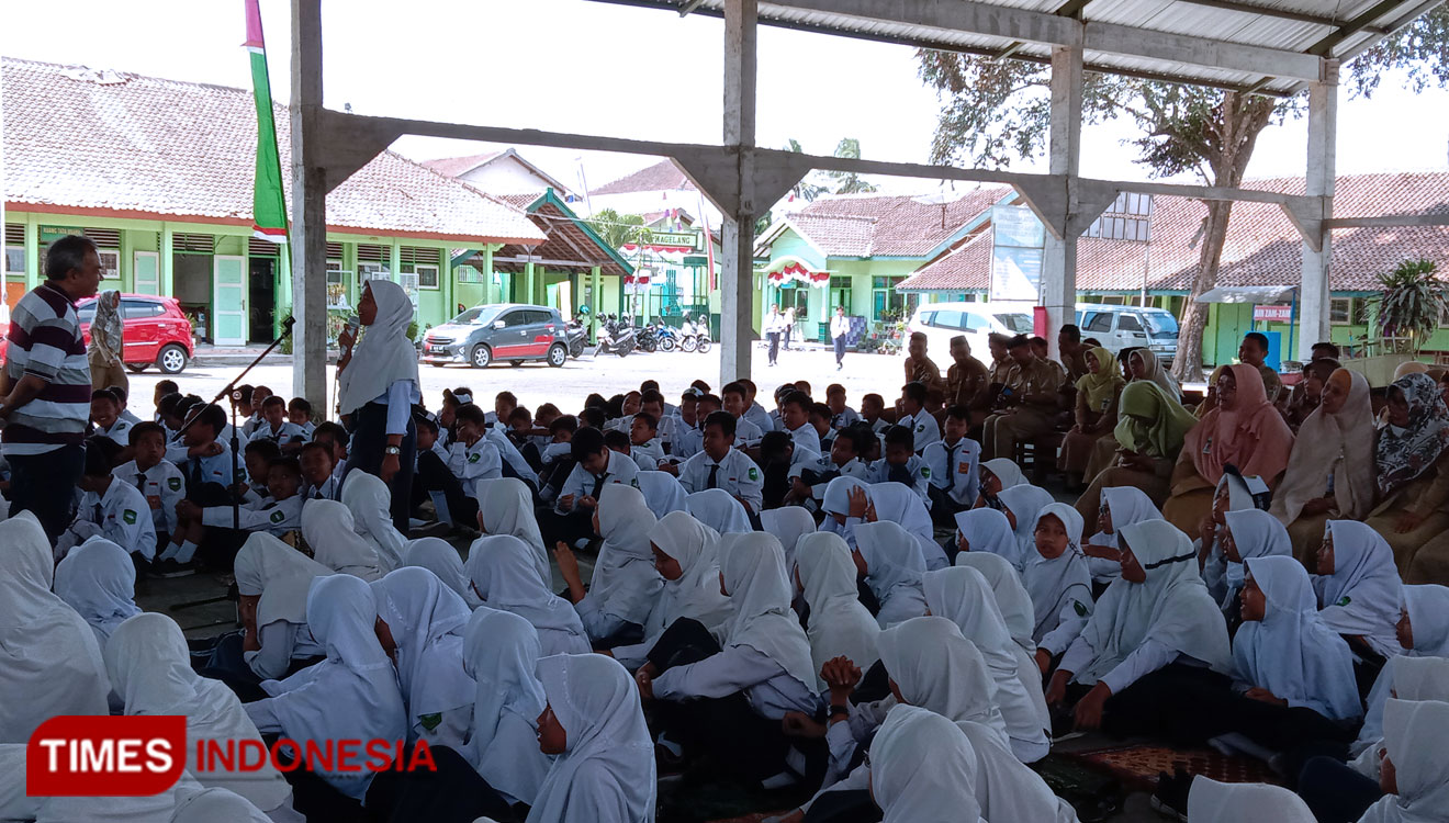 Motivator Dr Aqua Dwipayana akan memberikan motivasi kepada siswa-siswi MTs Negeri 1 Kota Magelang. (FOTO: A Riyadi/TIMES Indonesia)