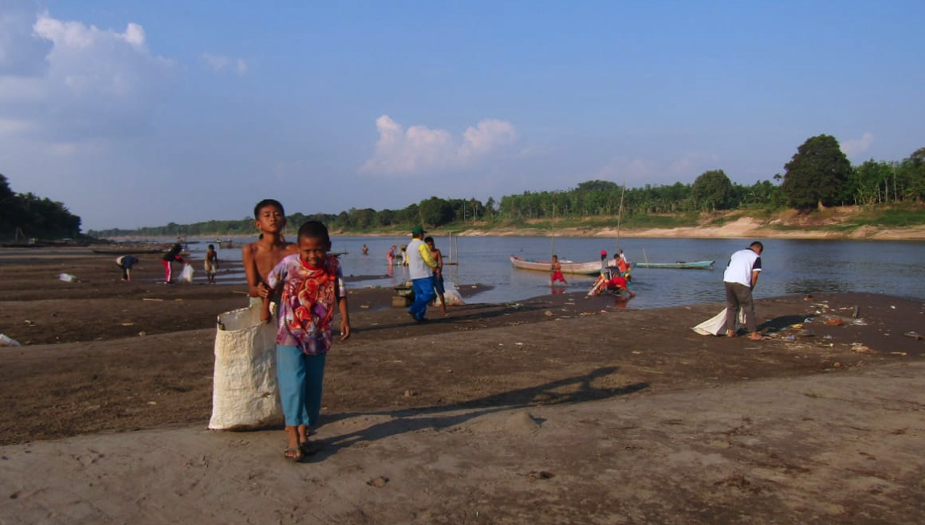 Aksi bersih-bersih pantai Bongen Sekayu oleh Komunitas. (Foto: Istimewa) 