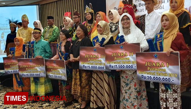 Novita (baju putih, depan dua dari kanan) berhasil meraih Juara II kompetisi pustakawan yang diadakan oleh Perpustakaan Nasional RI, Sabtu (17/8) di Jakarta. (FOTO: AJP TIMES Indonesia)