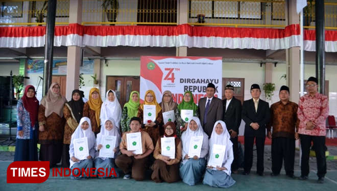 Foto bersama siswa dan guru - karyawan berperstasi, kepala unit pendidikan, dan pengurus yayasan Khadijah seusai upacara HUT RI ke - 74. (17/8/19). (FOTO: AJP TIMES Indonesia)