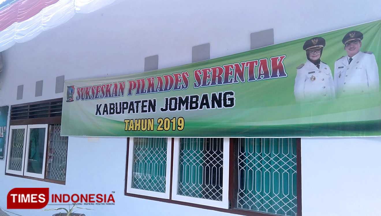 Pengumuman yang terpasang di depan kantor DPMD yang bertuliskan Sukseskan Pilkades Serentak tahun 2019 Kabupaten Jombang. (FOTO: Moh Ramli/TIMES Indonesia)