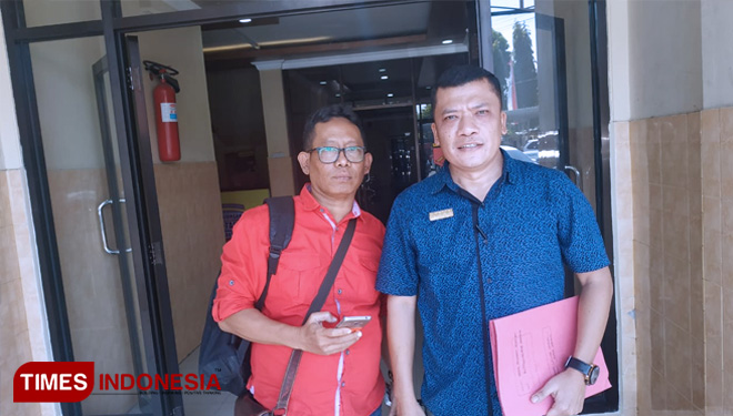 Anang Subianto (kemeja merah) bersama kuasa hukumnya setelah menjalani pemeriksaan di unit PPA Mapolres Banyuwangi. (FOTO: Agung Sedana/TIMES Indonesia)