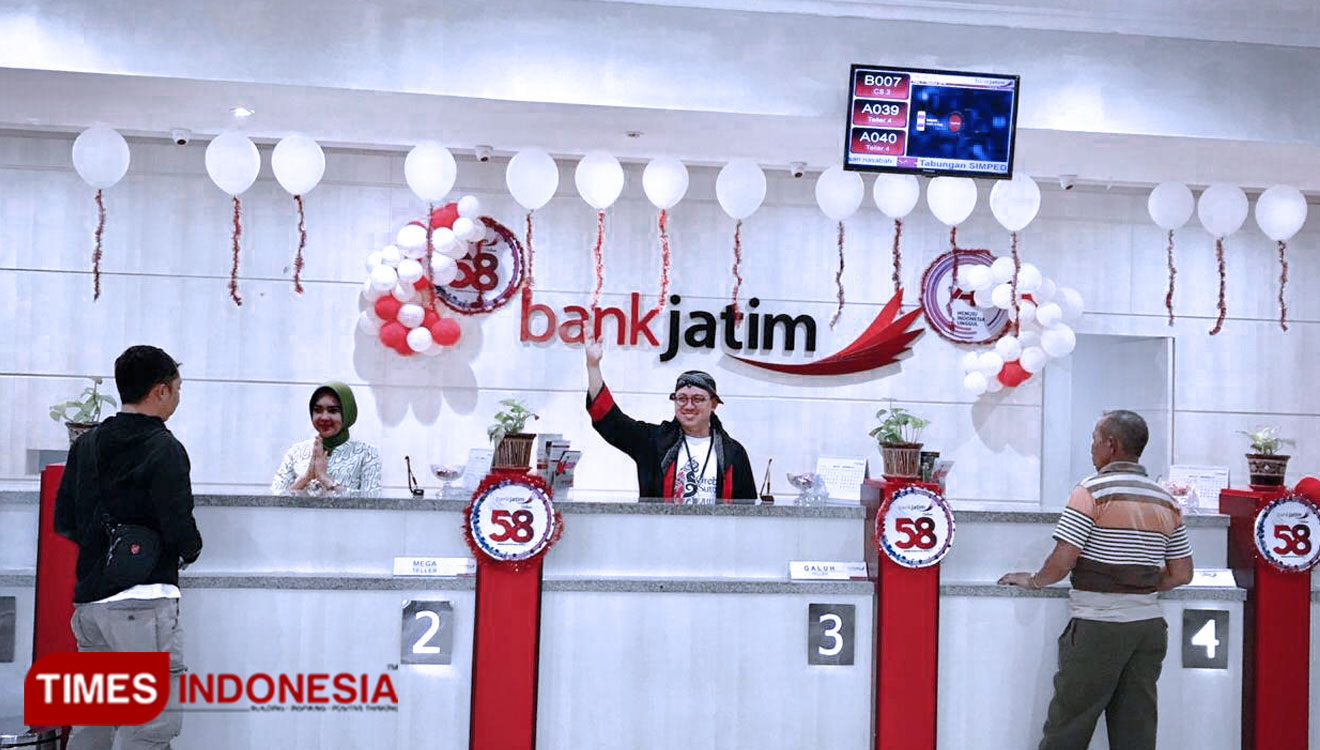 Karyawan Bank Jatim perpakaian Khas Ponorogo dalam memberikan pelayanan terhadap nasabahnya (FOTO: evita/TIMES Indonesia)