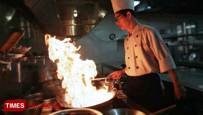 Chef Ah Yat Lee Hon Wah melakukan atraksi saat memasak. (FOTO: AJP/TIMES Indonesia)