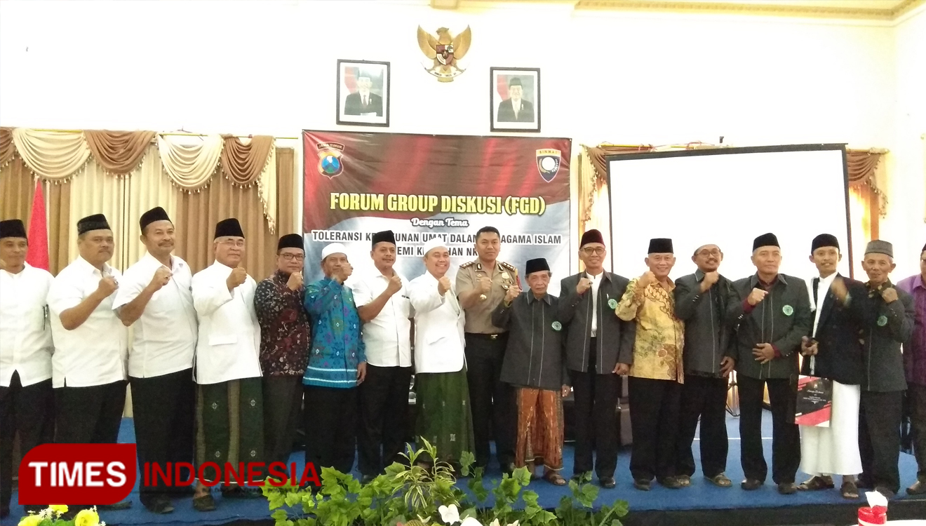 Kapolres Lamongan, AKBP Feby DP Hutagalung (tengah) bersama tokoh agama dan tokoh masyarakat usai melaksanakan FGD di Hall Hotel Grand Mahkota Lamongan, Rabu (21/8/2019). (FOTO: MFA Rohmatillah/TIMES Indnesia)