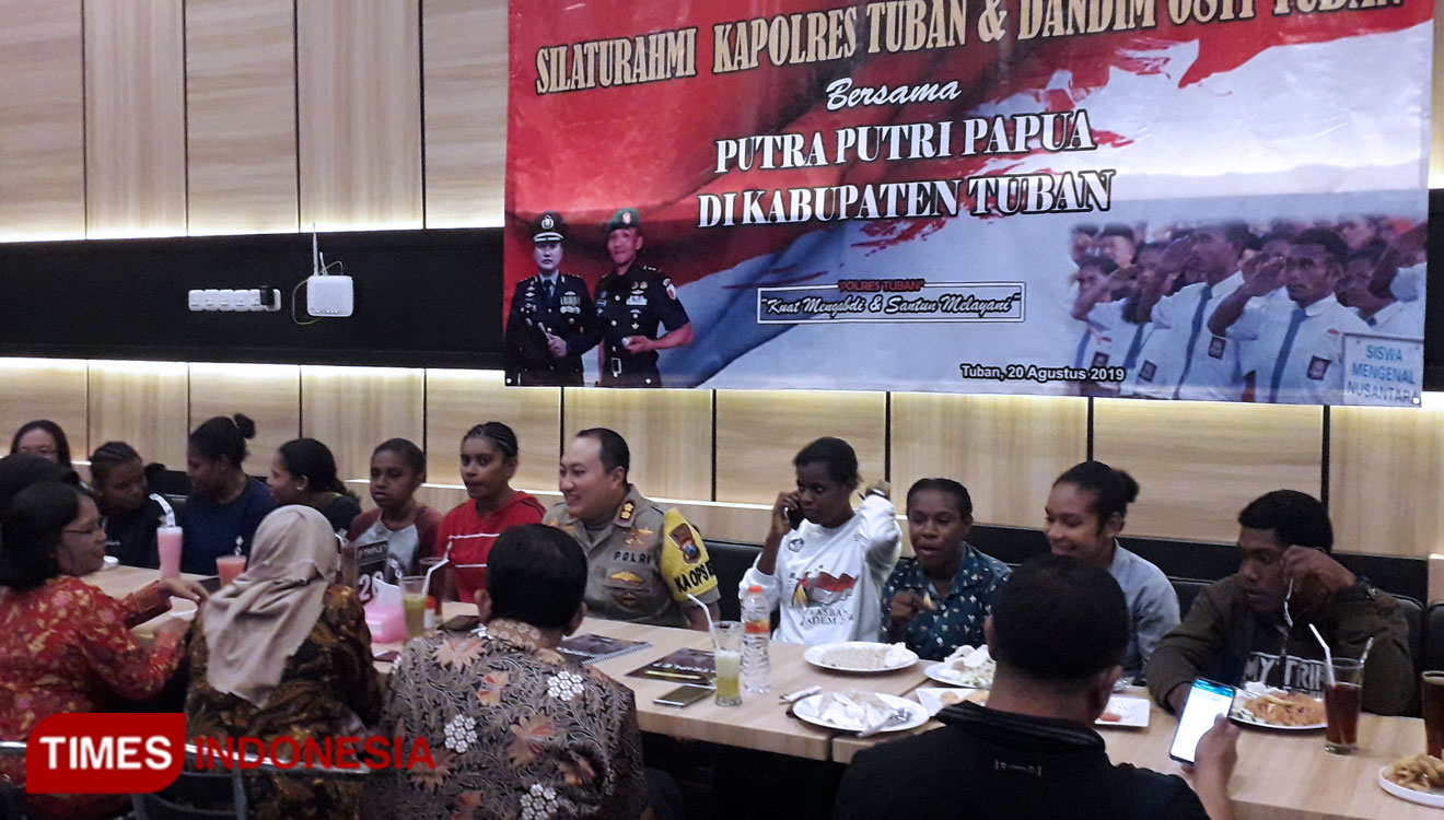 Kapolres Tuban beserta jajarannya saat berbincang bersama putra-putri asal Papua, Rabu, (21/08/2019) (Foto: Achmad Choirudin/TIMES Indonesia)
