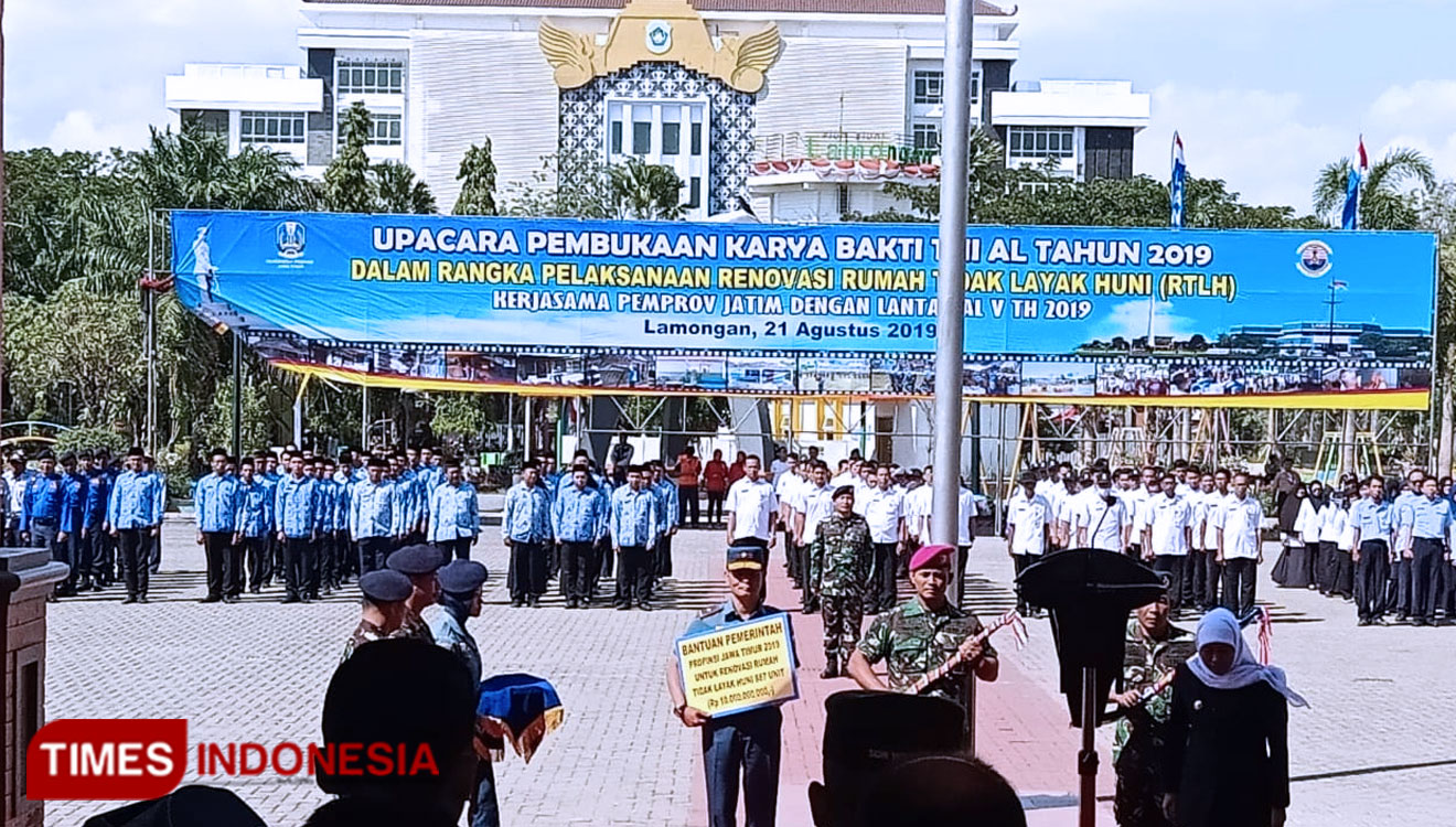 Upacara pembukaan Karya Bakti TNI AL di Alun-alun Lamongan, Rabu (21/8/2019). (FOTO: MFA Rohmatillah/TIMES Indonesia)