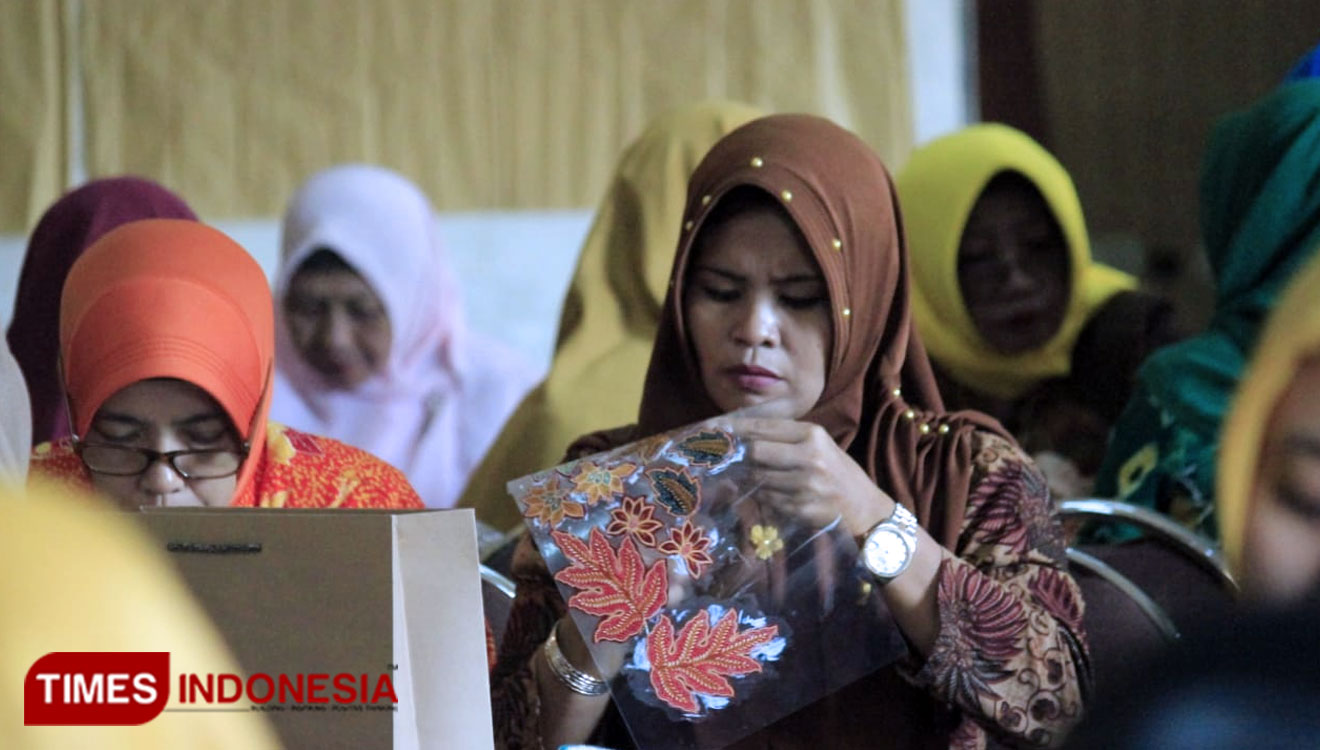 Ketua Kopwan Qurlambada Fara Yunita ketika mengikuti pelatihan kewirausahaan dan keterampilan Sospeso Batik. (FOTO: Doni Heriyanto/TIMES Indonesia)