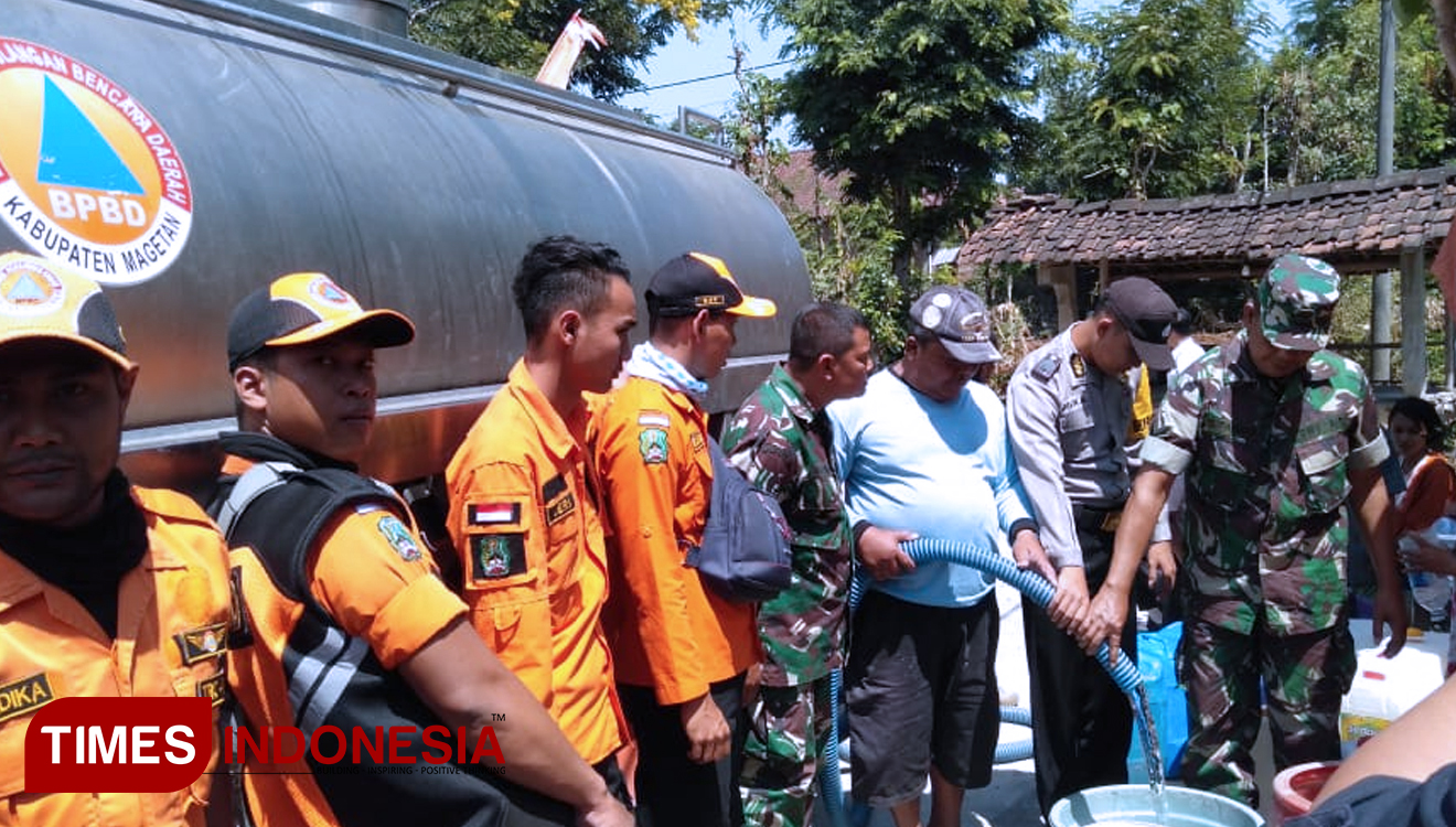 BPBD Magetan bersama TNI dan Polri saat mendistribusikan air bersih kepada warga di wilayah yang terdampak kekeringan di Magetan. (Foto: M Kilat Adinugroho/TIMES Indonesia)