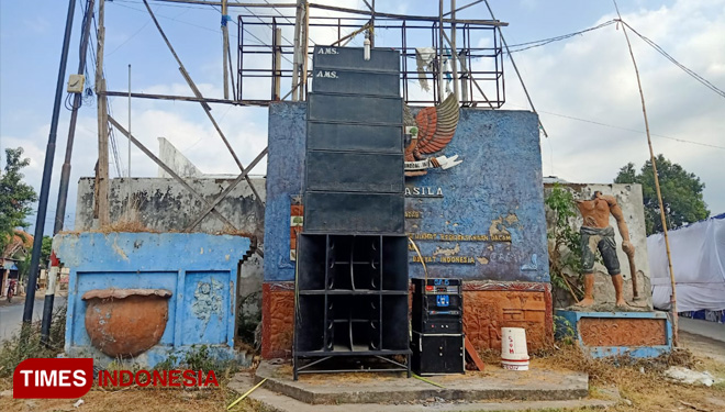 Patung Garuda Pancasila dan serang pejuang yang sempat tertutup baliho caleg terpilih akhirnya dibuka oleh pemiliknya. (FOTO: Dicko W/TIMES Indonesia) 