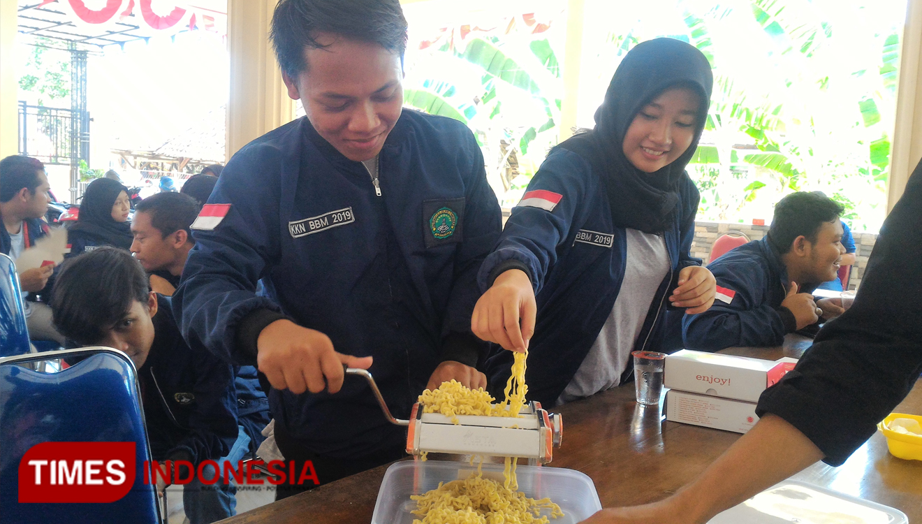 Mahasiswa KKN Unisla menunjukkan proses pembuatan mie berbahan bonggol jagung, Rabu (21/8/2019). (FOTO: MFA Rohmatillah/TIMES Indonesia)