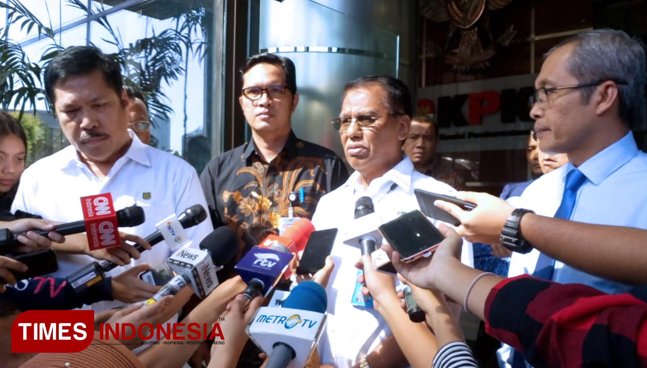 Jaksa Agung Muda Bidang Pengawasan RI (Jamwas RI), Muhammad Yusni saat menyerahkan kasus Jaksa Kejari Surakarta, Satriawan Sulaksono (SSL) ke KPK (Foto: Edi Junaidi ds/TIMES Indonesia)