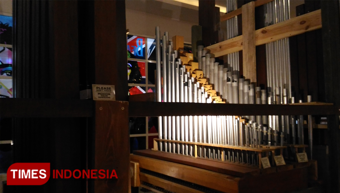 Pipe organ kuno di Jawa Timur Park 3 menyita perhatian pengunjung. (foto: Muhammad Dhani Rahman/TIMES Indonesia)