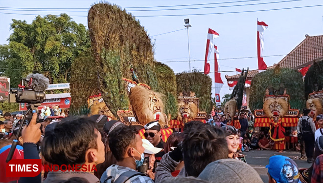 Parade reyog obyog awali kegiatan Festival Budaya Bumi Reyog Ponorogo. (FOTO Marhaban/TIMES Indonesia