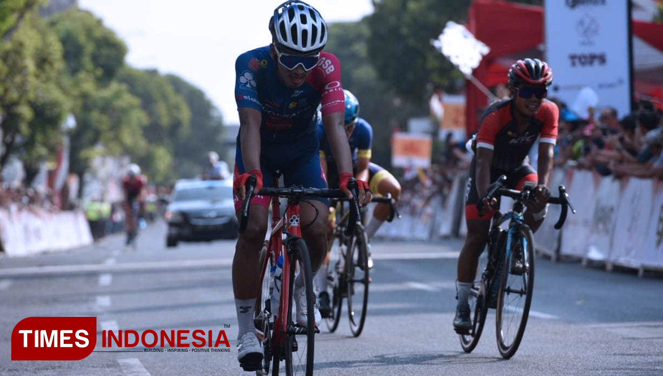 Pebalap sepeda Tour d' Indonesia 2019 etape ketiga saat memasuki wilayah Jember. (foto: Humas Pemkab Jember for TIMES Indonesia)