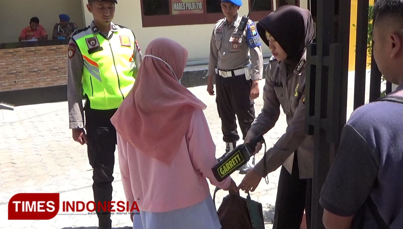 Pemeriksaan menggunakan metal detector di depan SPKT Polresta Probolinggo. (FOTO: Happy/TIMES Indonesia)
