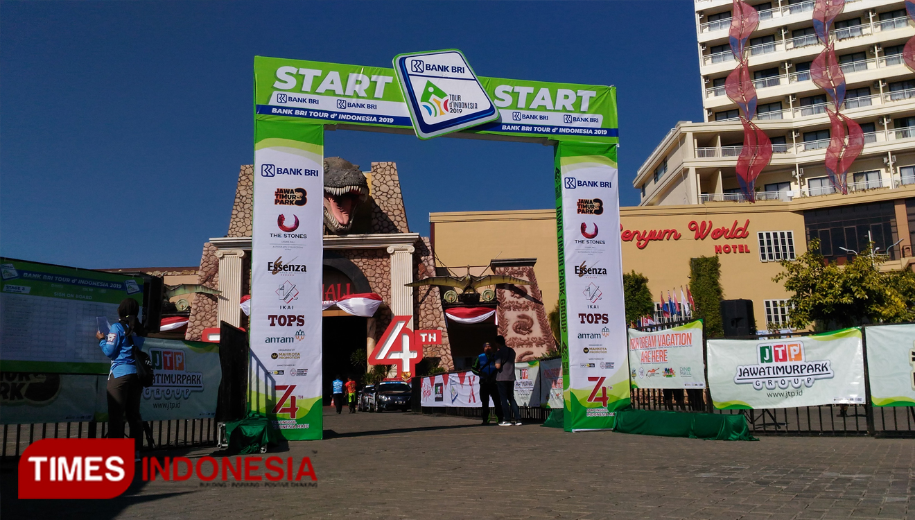Suasana di garis Start mulai lomba balap sepeda Tour D Indonesia 2019. (Muhammad Dhani Rahman/TIMES Indonesia) 