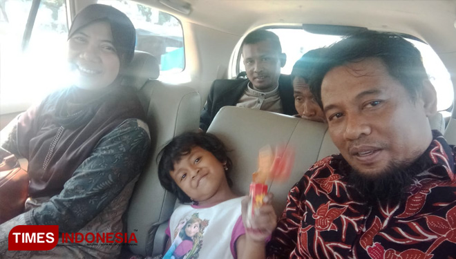 Sudarji bersama putrinya saat naik di dalam mobil Kabid PPPA Dinsos dan PPPA Kabupaten Tuban, Anfujatin, Rabu ( (21/08/2019). (FOTO: Ahmad Istihar/TIMES Indonesia)