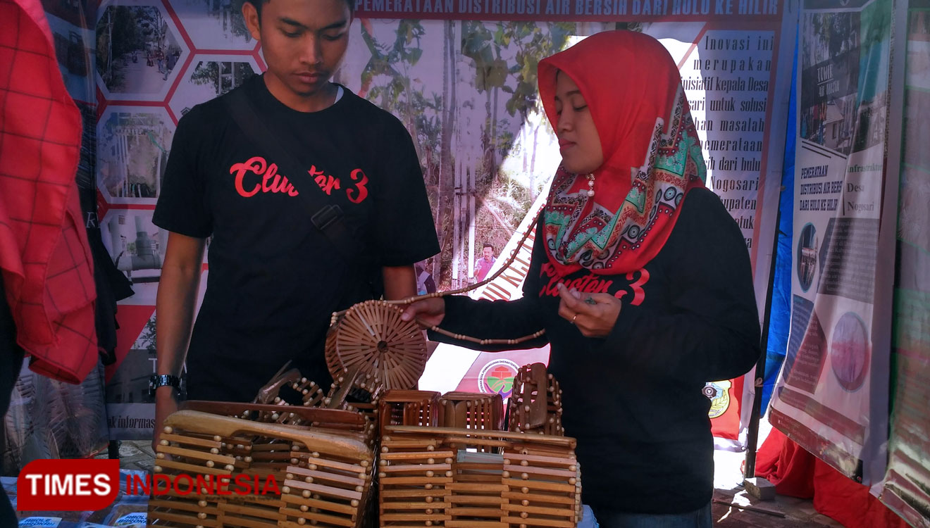 Salah seorang anggota TPID Kecamatan Sukosari Bondowoso saat memamerkan tas bambu cantik di acara Bursa Inovasi Desa. (FOTO: Moh Bahri/TIMES Indonesia)