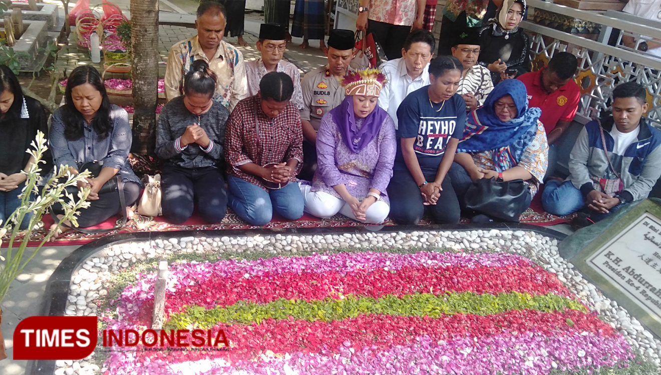 Suasana keakraban saat 14 mahasiswa Papua dan Yenny Wahid berziarah ke Makam Gus Dur. (Moh Ramli TIMES Indonesia)