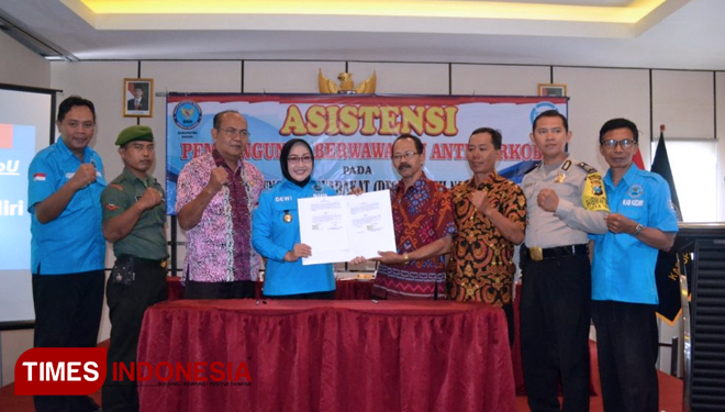 Usai penandatanganan MoU oleh Kepala BNN Kab Kediri dan salah satu Kepala Desa. (FOTO: AJP TIMES Indonesia)