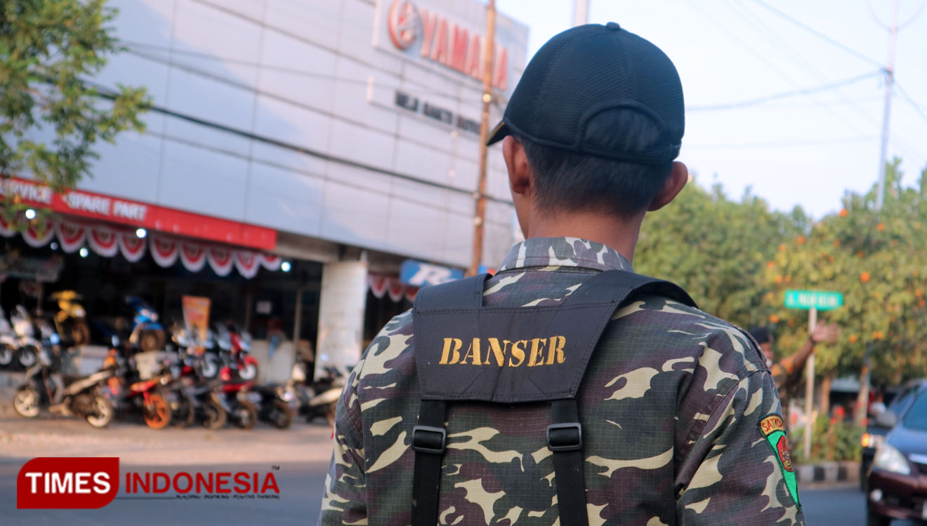 Personel Banser GP Ansor Kota Surabaya diterjunkan langsung untuk memberi pengamanan di sekitar Asrama Mahasiswa Papua Surabaya, Kamis (22/8/2019). (Foto: Lely Yuana/TIMES Indonesia)