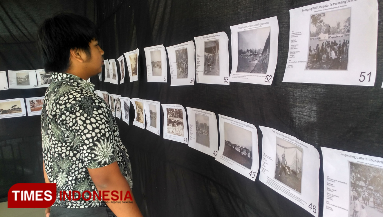 Salah seorang pengunjung saat melihat foto Bondowoso Tempoe Doeloe di Pusat Informasi Megalitikum  Bondowoso. (FOTO: Moh Bahri/TIMES Indonesia). 