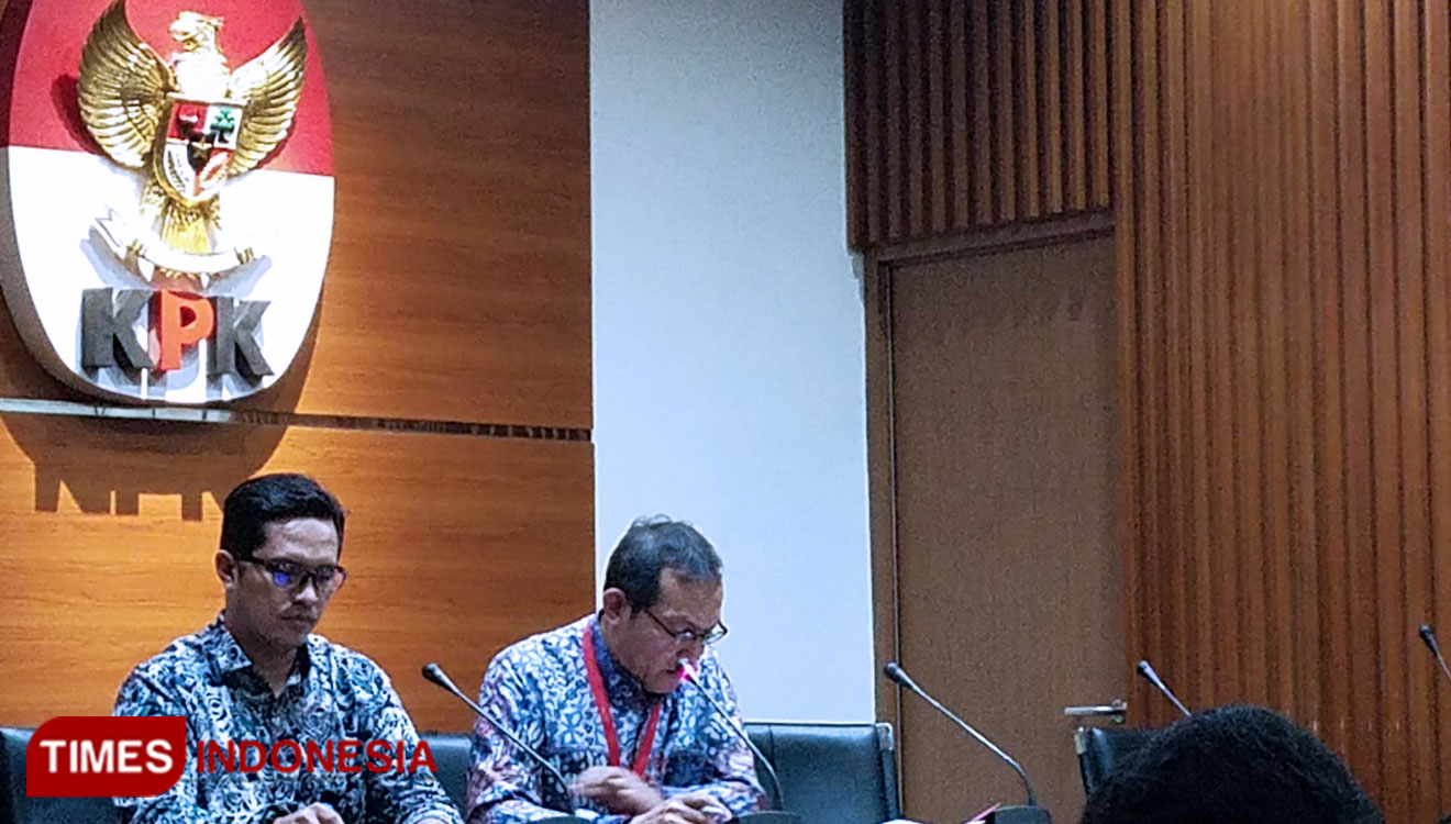 Juru Bicara Komisi Pemberantasan Korupsi RI (Jubir KPK RI), Febri Diansyah (kiri) saat memeberikan keterangan hasil update pemeriksaan (Foto:Edi Junaidi ds/TIMES Indonesia)
