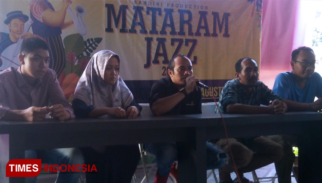 Founder Bandini Jazz World Musik, Imam Sofian (Tengah) saat memberi keterangan kepada awak media mengenai pelaksanaan Mataram Jazz 2019. (FOTO: Anugrah Dany/TIMES Indonesia) 