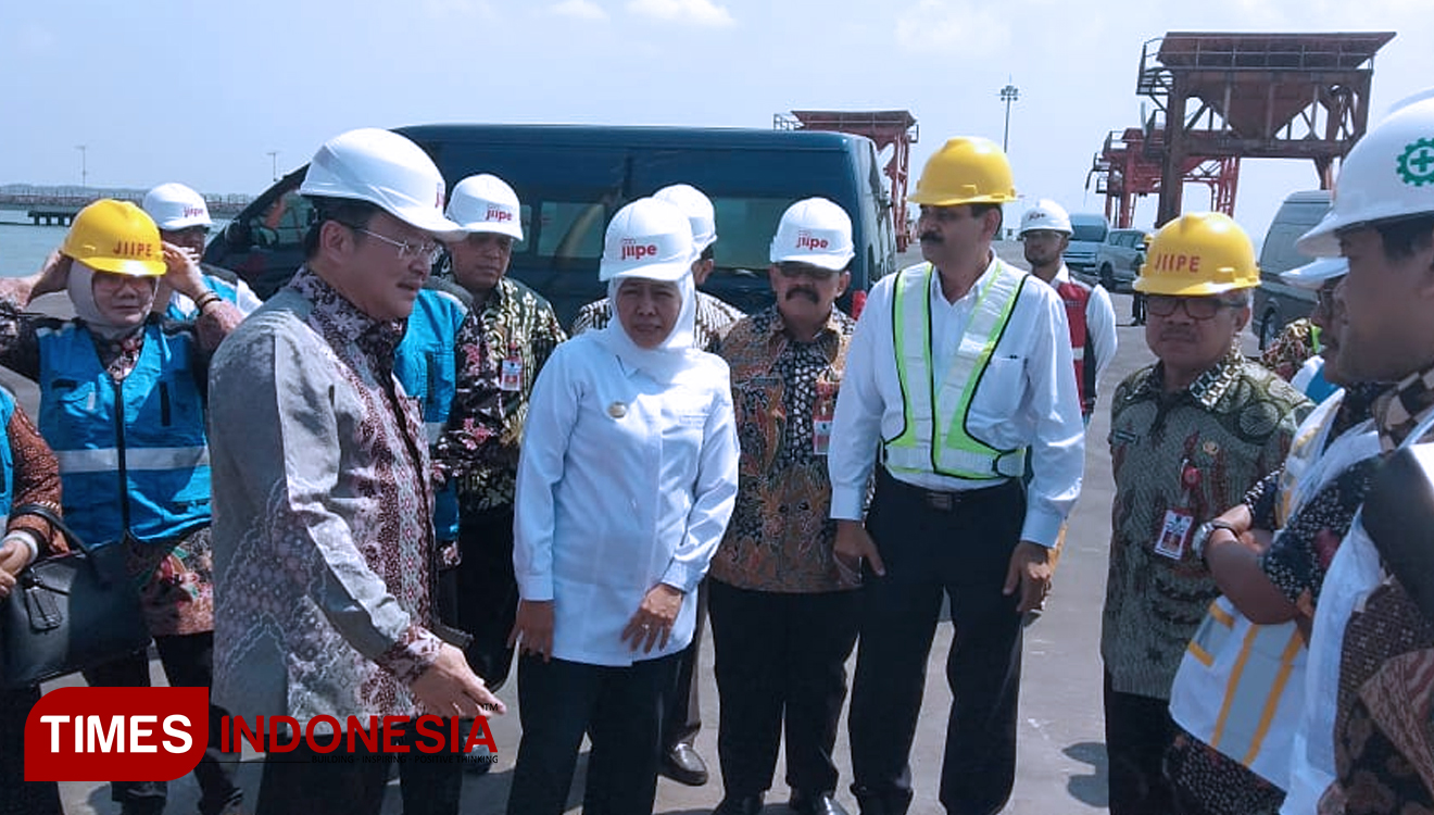 Gubernur Jatim Khofifah Indar Parawansa saat meninjau JIIPE. (Foto: Akmal/TIMES Indonesia)