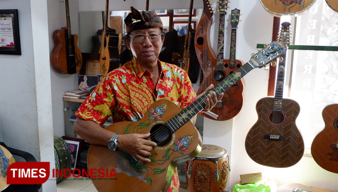Karya seniman gitar ukir kelas dunia, I Wayan Tuges akan menampilkan 10 karya terbaiknya dalam Guitar Expo Hard Rock Hotel. (Foto: Imadudin M/Times Indonesia)